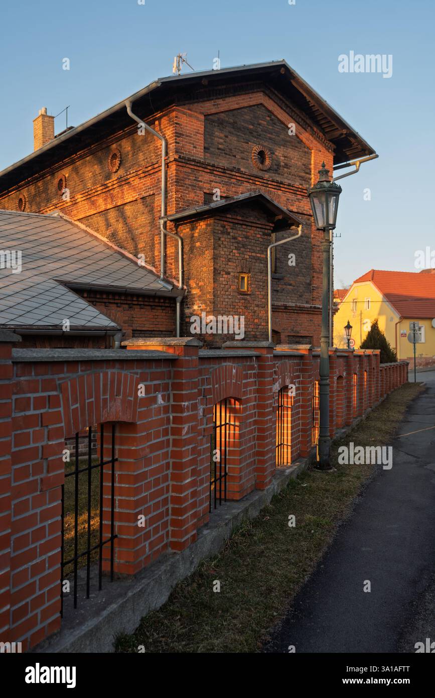 Via a Příbram - Březové Hory, Cechia, con l'edificio amministrativo del Museo minerario di Příbram. Stile architettonico industriale Malakov. Foto Stock