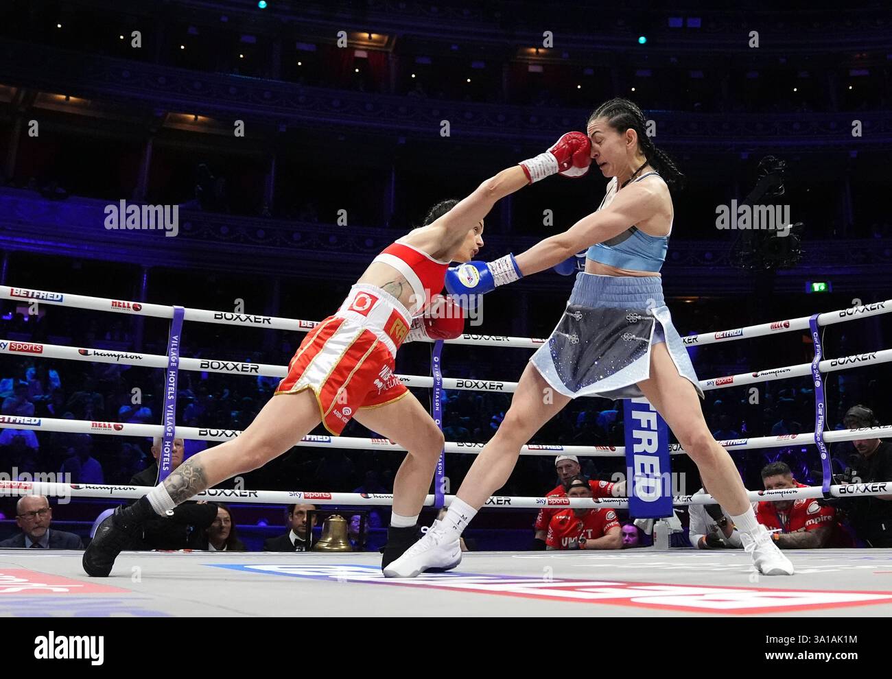 Raven Chapman (a sinistra) e Karriss Artingstall nel vacante incontro di pesi BBBofC British Feather alla Royal Albert Hall di Londra. Data foto: Venerdì 7 marzo 2025. Foto Stock