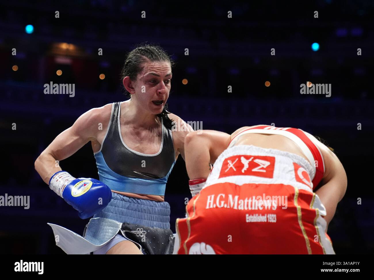 Karriss Artingstall (a sinistra) e Raven Chapman nel vacante incontro di pesi BBBofC British Feather alla Royal Albert Hall di Londra. Data foto: Venerdì 7 marzo 2025. Foto Stock