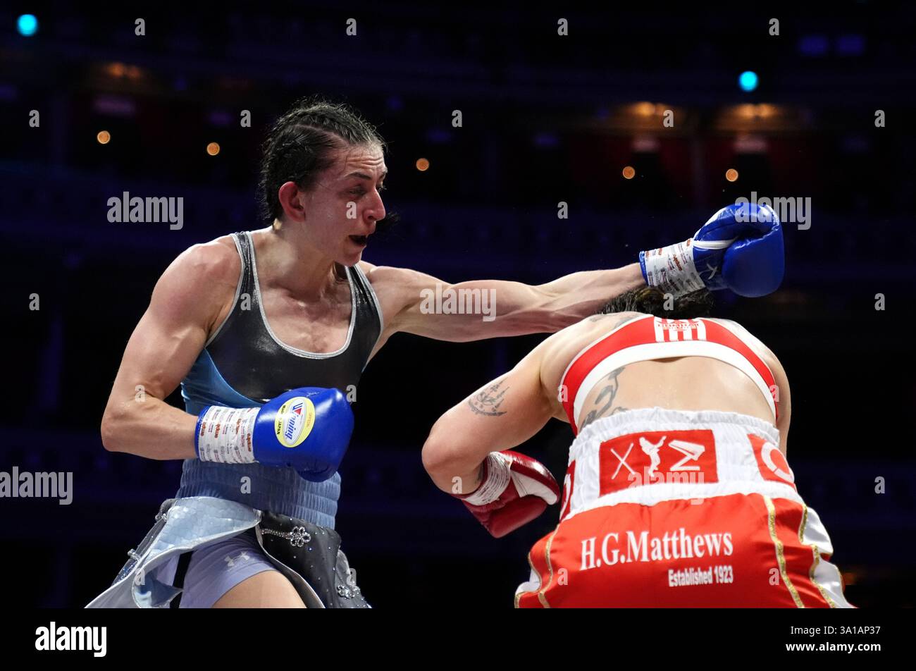 Karriss Artingstall (a sinistra) e Raven Chapman nel vacante incontro di pesi BBBofC British Feather alla Royal Albert Hall di Londra. Data foto: Venerdì 7 marzo 2025. Foto Stock