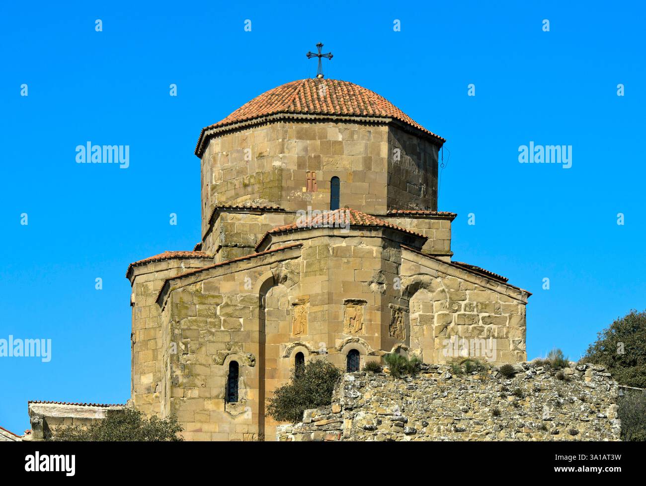 Chiesa di Jvari Cross, cupola tambour sopra l'abside orientale con bassorilievi architettonici, sito patrimonio dell'umanità dell'UNESCO vicino a Mtskheta, Georgia Foto Stock
