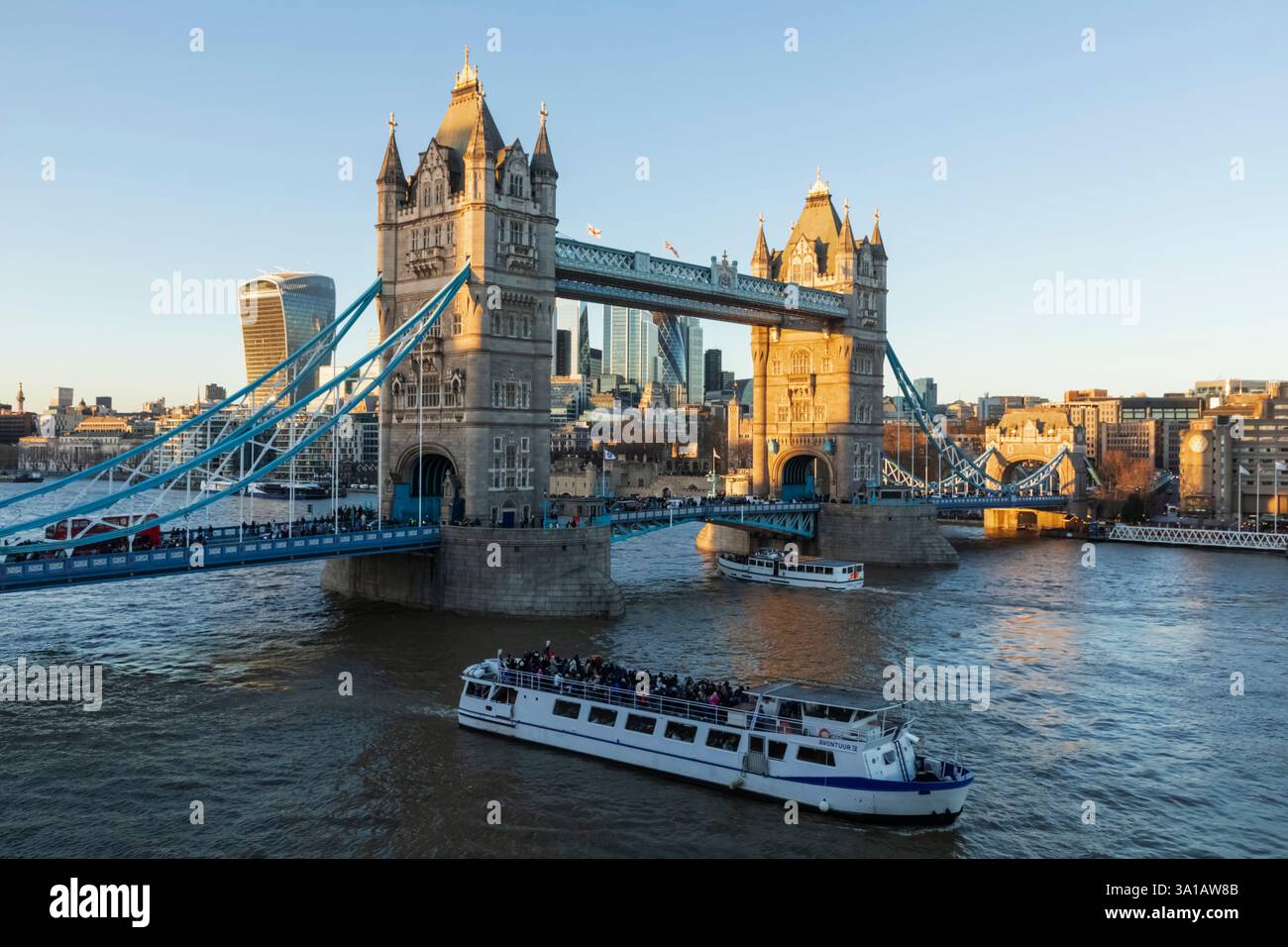Inghilterra, Londra, Tower Bridge e River Tour in barca con luce del tardo pomeriggio Foto Stock