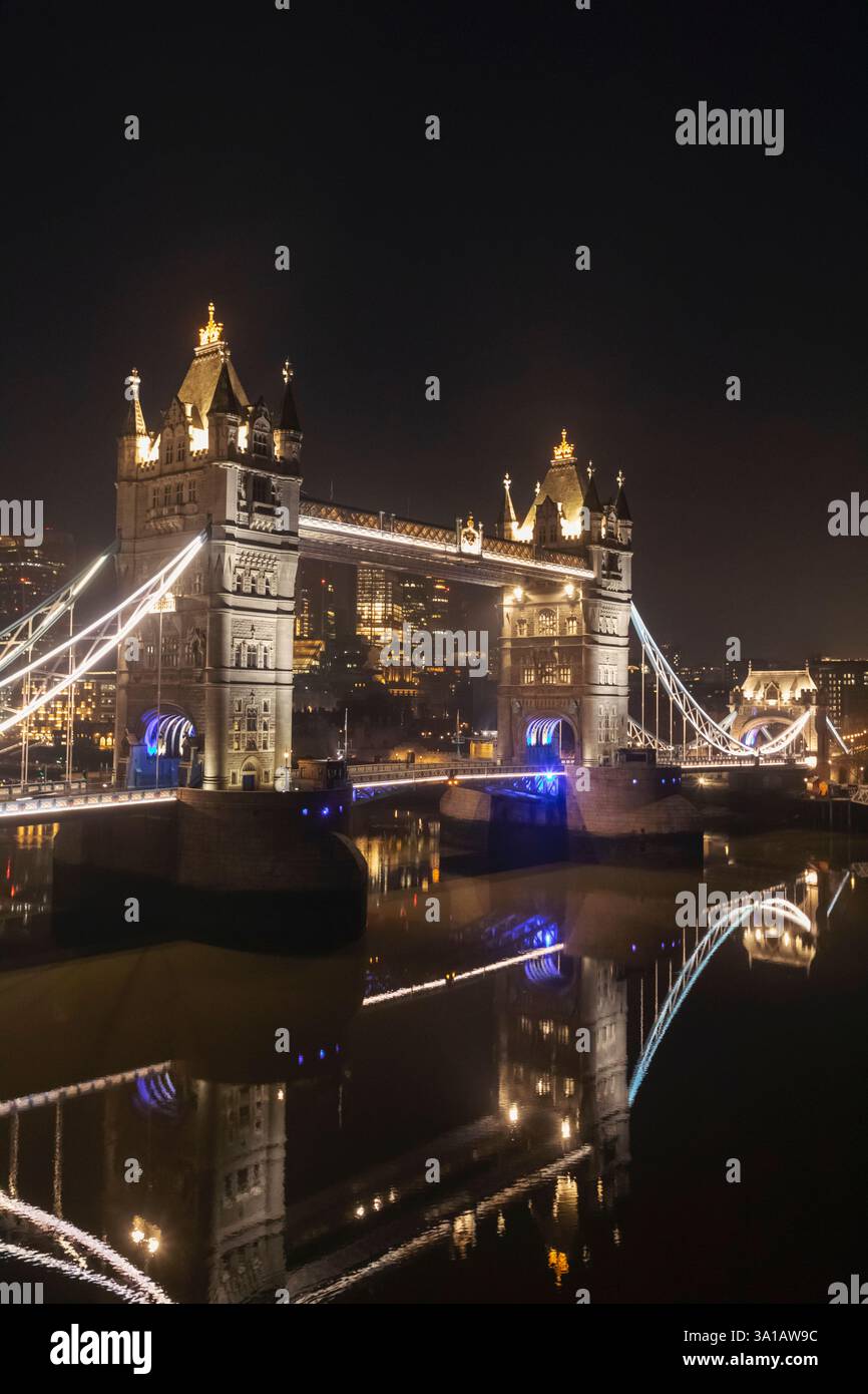 Inghilterra, Londra, Tower Bridge illuminato di notte e City of London Foto Stock