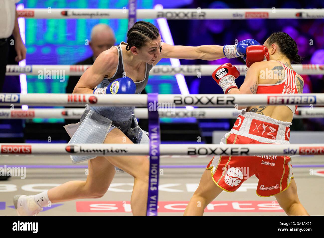 Royal Albert Hall, Londra 07 marzo 2025 Karriss Artingstall lancia un jab il match per il titolo dei pesi mosca britannici tra Karriss Artingstall e Raven Chapman alla Royal Albert Hall di Londra, Inghilterra (Keeran Marquis/SPP) crediti: SPP Sport Press Photo. /Alamy Live News Foto Stock
