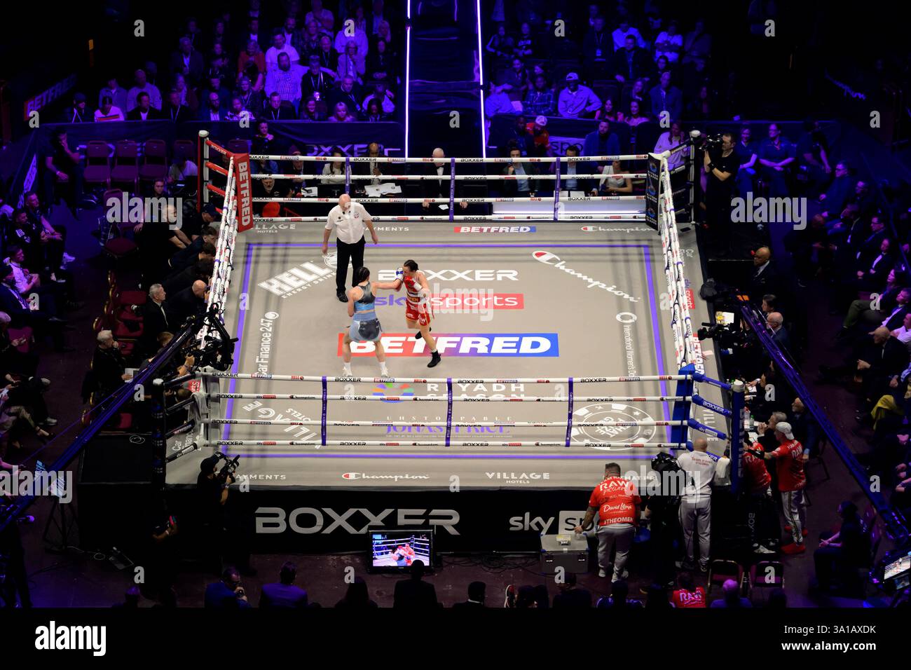 Royal Albert Hall, Londra 07 marzo 2025 azione durante il match per il titolo dei pesi mosca britannici tra Karriss Artingstall e Raven Chapman alla Royal Albert Hall di Londra, Inghilterra (Keeran Marquis/SPP) credito: SPP Sport Press Photo. /Alamy Live News Foto Stock