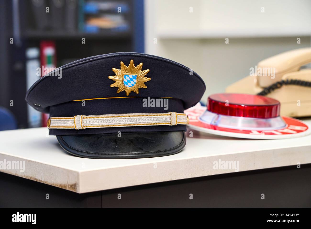 Augusta, Baviera, Germania - 7 marzo 2025: Cappellino della polizia bavarese alla fiera AFAIR di Augusta presso lo stand della polizia *** Polizeimütze der Bayerischen Polizei auf der AFAIR Messe ad Augusta am Messestand der Polizei Foto Stock