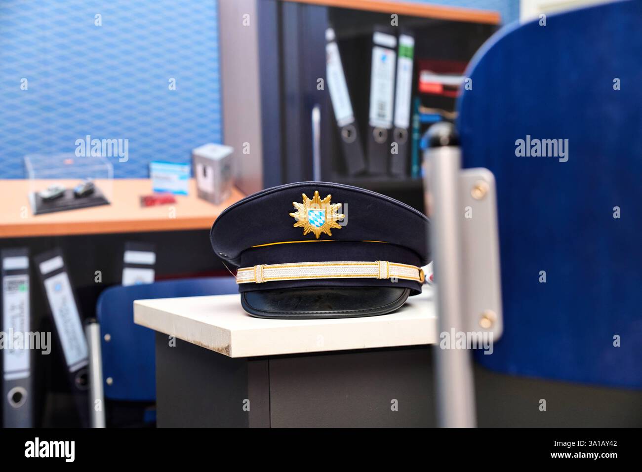 Augusta, Baviera, Germania - 7 marzo 2025: Cappellino della polizia bavarese alla fiera AFAIR di Augusta presso lo stand della polizia *** Polizeimütze der Bayerischen Polizei auf der AFAIR Messe ad Augusta am Messestand der Polizei Foto Stock