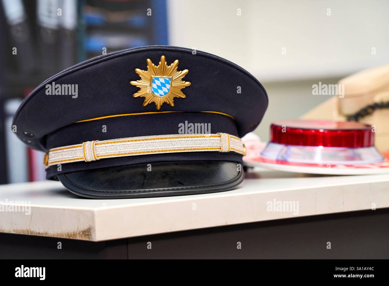 Augusta, Baviera, Germania - 7 marzo 2025: Cappellino della polizia bavarese alla fiera AFAIR di Augusta presso lo stand della polizia *** Polizeimütze der Bayerischen Polizei auf der AFAIR Messe ad Augusta am Messestand der Polizei Foto Stock