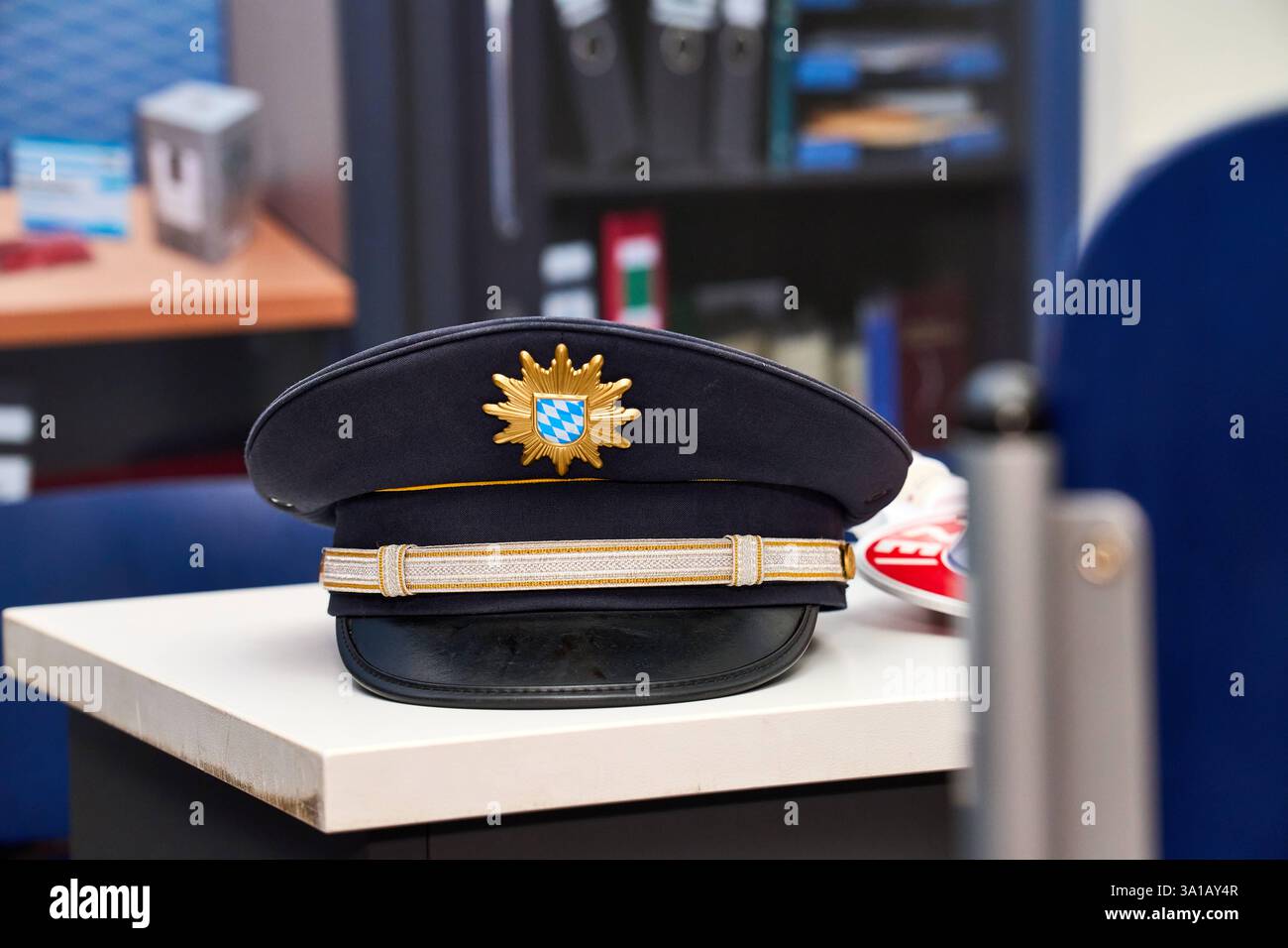 Augusta, Baviera, Germania - 7 marzo 2025: Cappellino della polizia bavarese alla fiera AFAIR di Augusta presso lo stand della polizia *** Polizeimütze der Bayerischen Polizei auf der AFAIR Messe ad Augusta am Messestand der Polizei Foto Stock