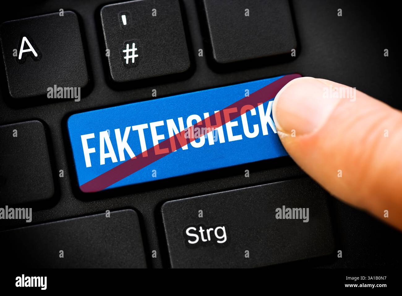 Fotomontaggio, tasto del computer con iscrizione barrata, foto simbolica per la cancellazione del controllo dei fatti su Facebook Foto Stock