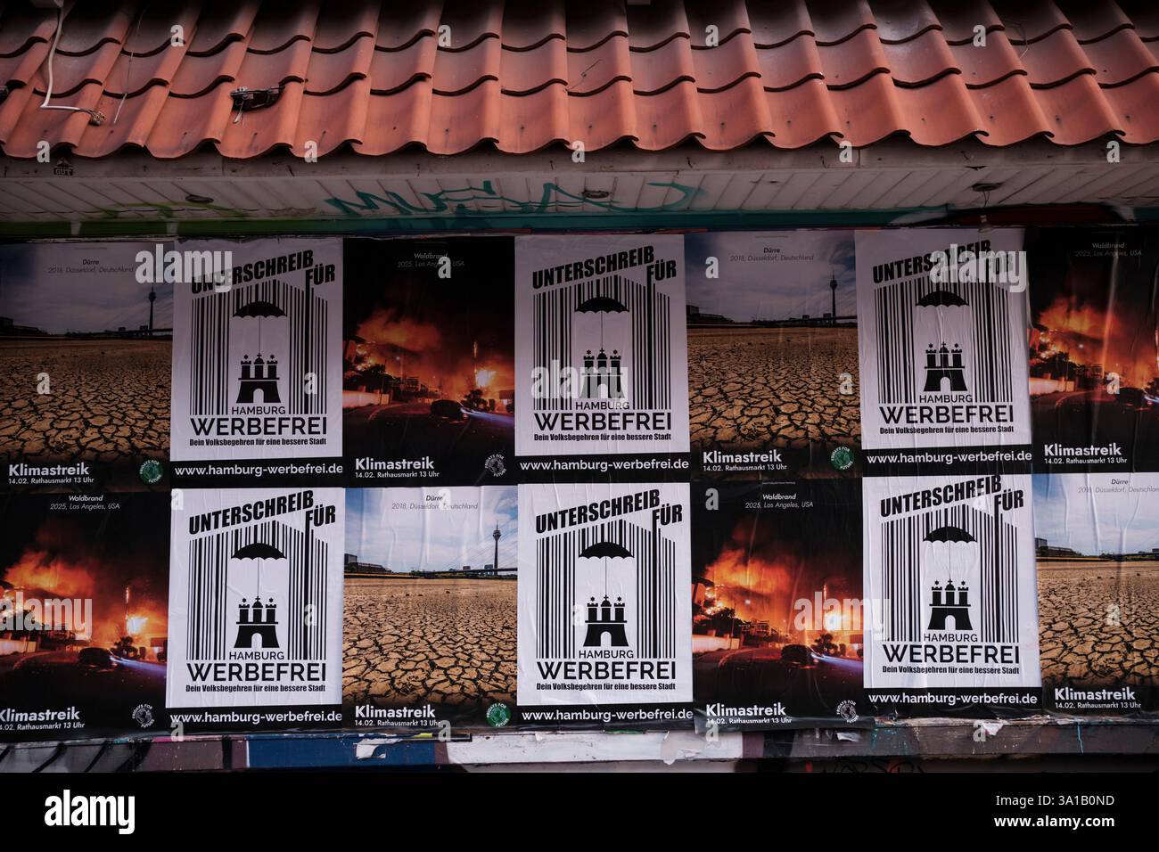 Un muro a St. Pauli è stato allestito con manifesti per il referendum di Amburgo "Amburgo senza pubblicità”. Foto Stock