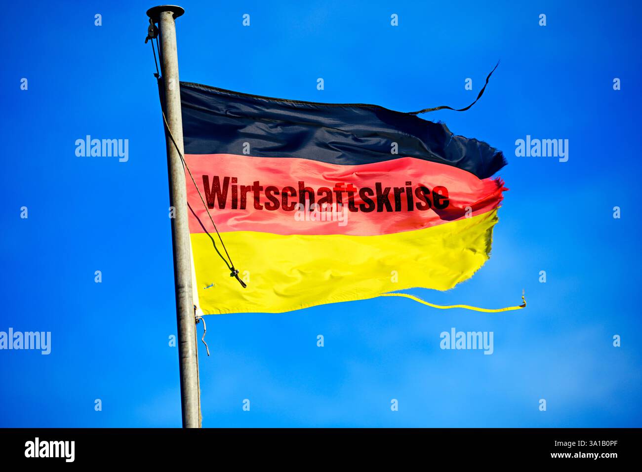 Fotomontaggio, bandiera tedesca sfilacciata con l'iscrizione crisi economica Foto Stock