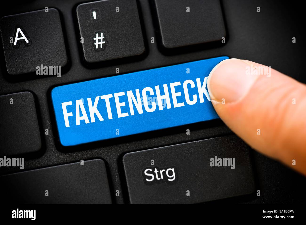 Fotomontaggio, dito sulla chiave del computer con l'iscrizione controllo dei fatti, foto simbolica per la cancellazione del controllo dei fatti su Facebook Foto Stock