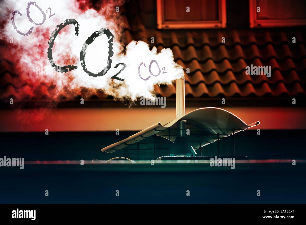 Fotomontaggio, camino fumante di una casa con scritta CO2, emissioni fotografiche simboliche di CO2 Foto Stock