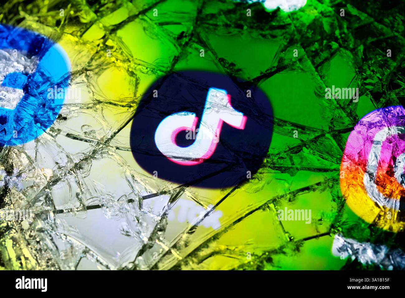 Fotomontaggio, app TikTok su un display dello smartphone rotto Foto Stock