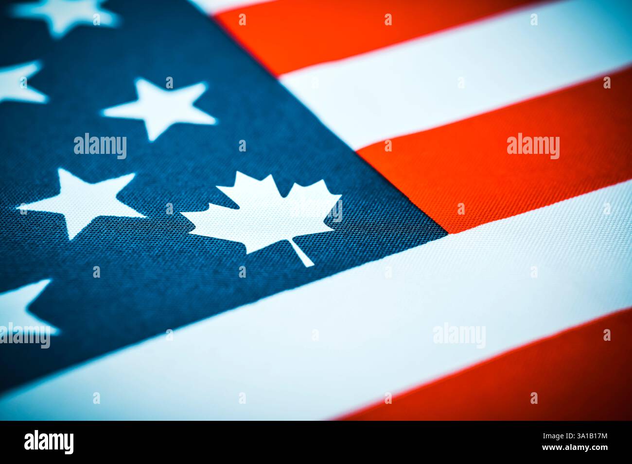 Bandiera DEGLI STATI UNITI con foglia d'acero della bandiera canadese, foto simbolica del Canada come stato degli Stati Uniti su richiesta del presidente Donald Trump, [M] Foto Stock
