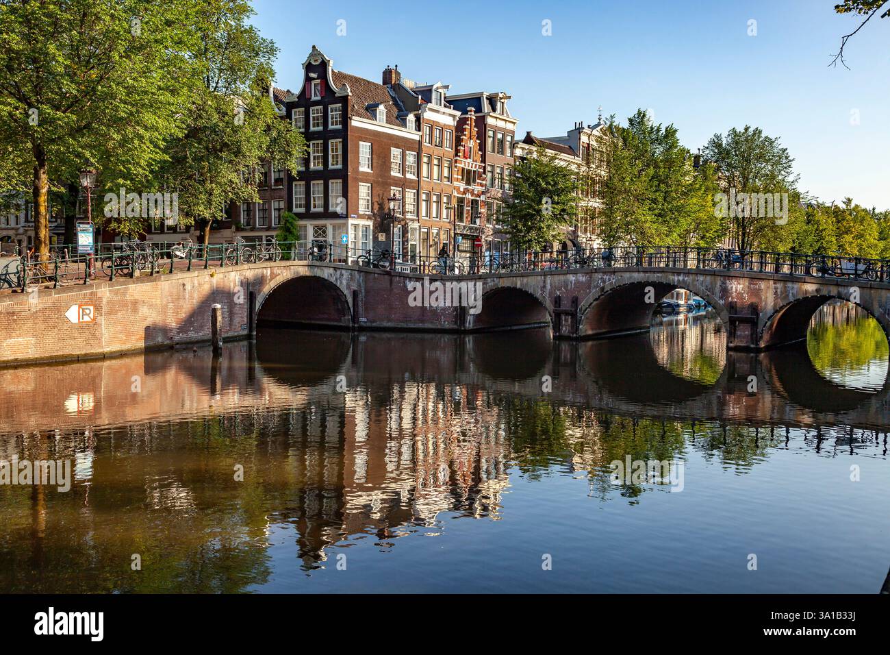 Tipico canale nella capitale olandese Amsterdam, Olanda settentrionale, Paesi Bassi Foto Stock