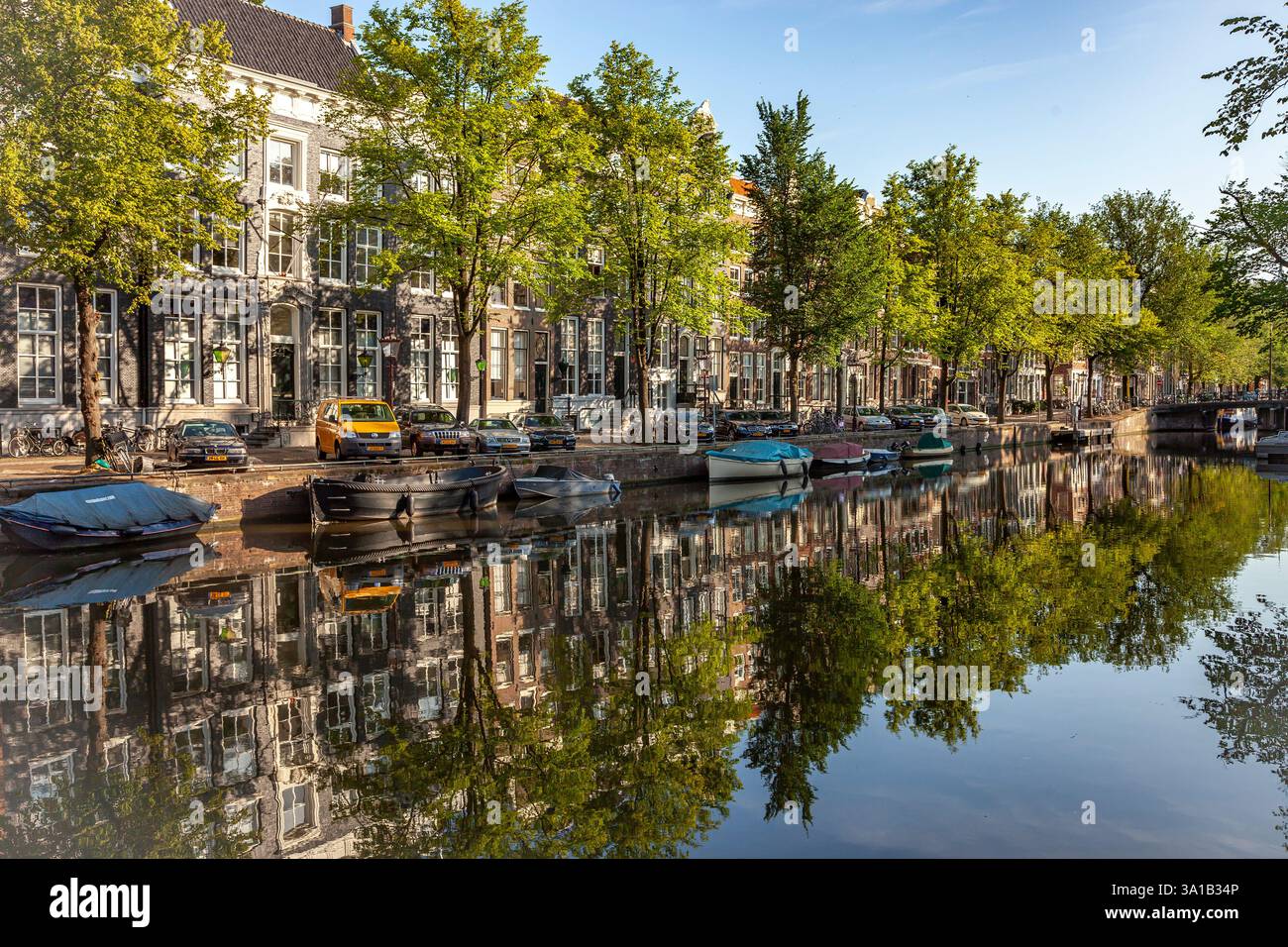 Tipico canale nella capitale olandese Amsterdam, Olanda settentrionale, Paesi Bassi Foto Stock