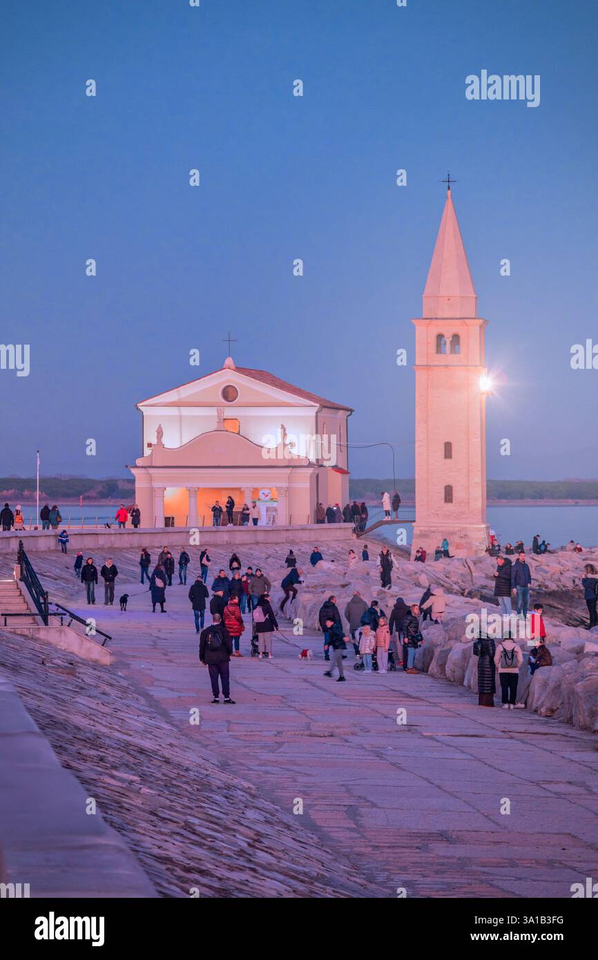crepuscolo con la chiesa della Madonna dell'Angelo, Caorle, città metropolitana di Venezia, Veneto, Italia Foto Stock