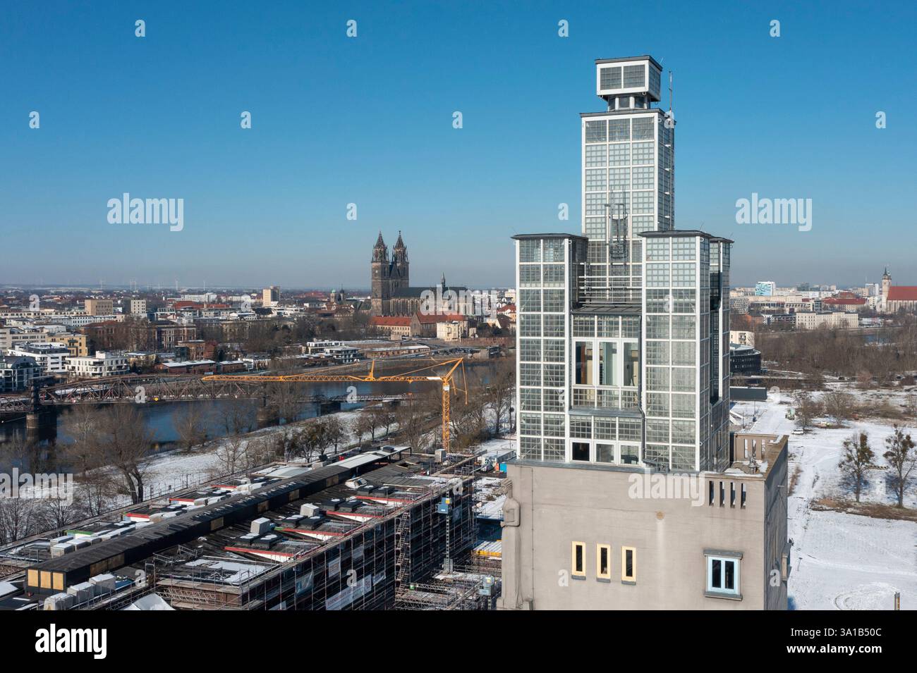 Torre Albin Müller, dietro lo storico ponte e la cattedrale, Magdeburgo, Sassonia-Anhalt, Germania Foto Stock