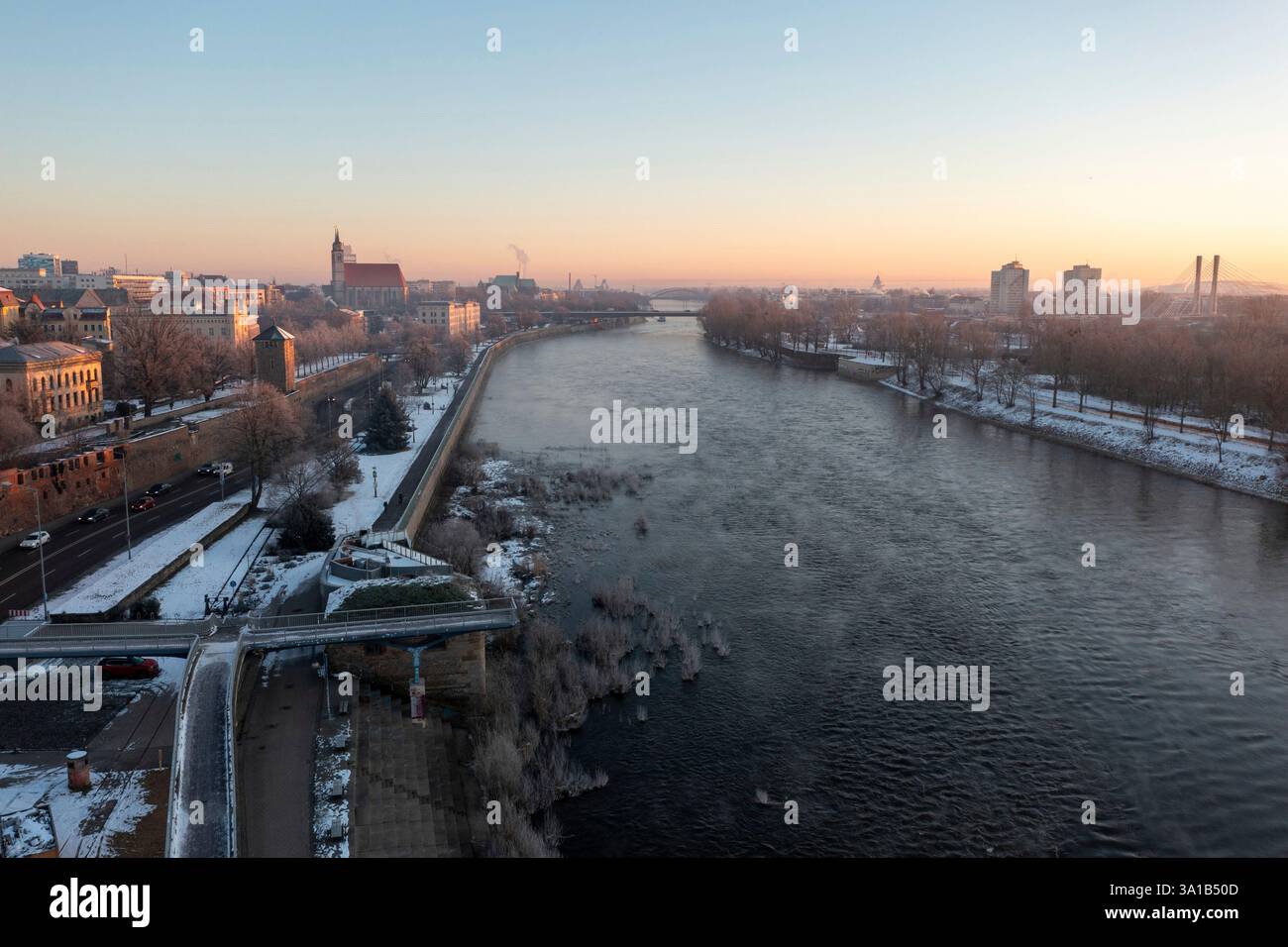 All'alba con la chiesa di San Giovanni e il ponte Kaiser otto all'orizzonte, argine costruita sull'Elba, Magdeburgo, Sassonia-Anhalt, Germania Foto Stock