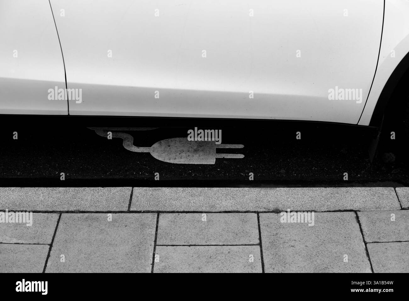 E-car parcheggiata in e-parking, realizzazione grafica in bianco e nero Foto Stock