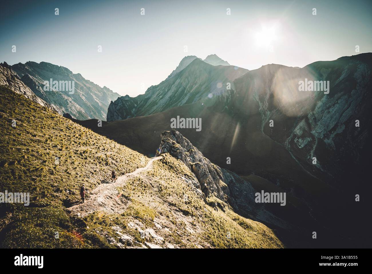 Vista del sentiero per lo Zugspitze sopra il cosiddetto Gatterl. Il sole splende e le montagne sono abbastanza vicine da toccarsi. Foto Stock