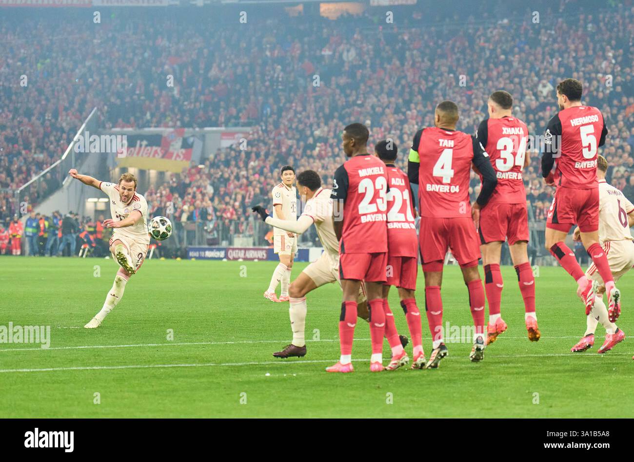 Monaco, Germania. 5 marzo 2025. Harry Kane, FCB 9 calcio di punizione nel turno di 16 partita di andata FC BAYERN MUENCHEN - BAYER 04 LEVERKUSEN 3-0 di calcio UEFA Champions League nella stagione 2024/2025 a Monaco, 5 marzo 2025, FCB, x. Spieltag, Muenchen fotografo: ddp Images/STAR-Images credito: ddp media GmbH/Alamy Live News Foto Stock