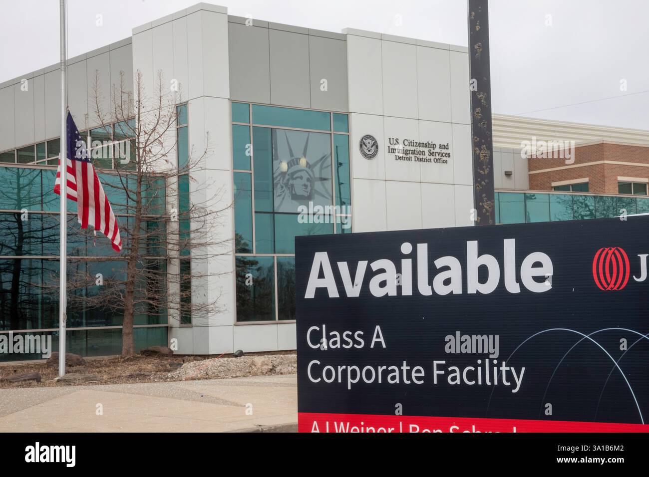 Detroit, Michigan - l'ufficio distrettuale di Detroit dei servizi per la cittadinanza e l'immigrazione degli Stati Uniti è chiuso e viene affisso un cartello per la vendita. La bandiera lo è Foto Stock