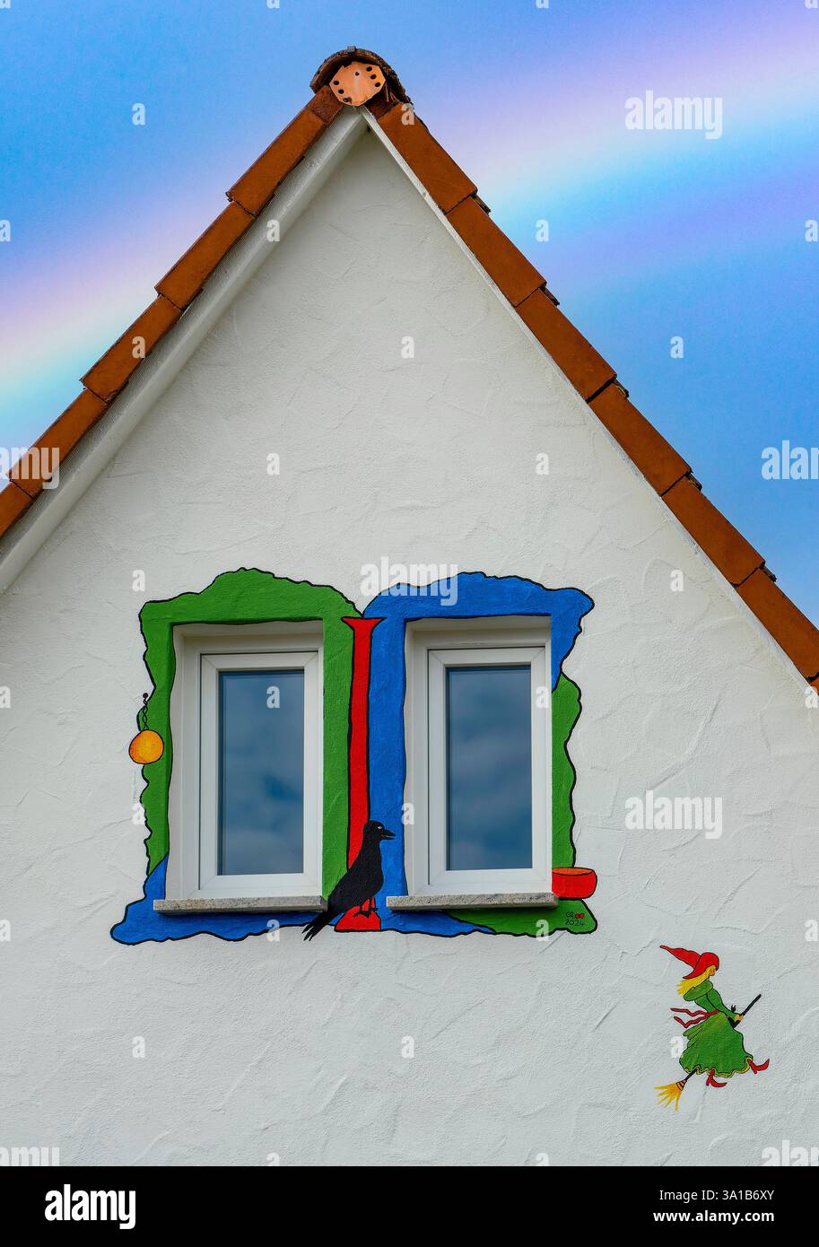Finestre colorate e fiabesche nell'area esterna Foto Stock