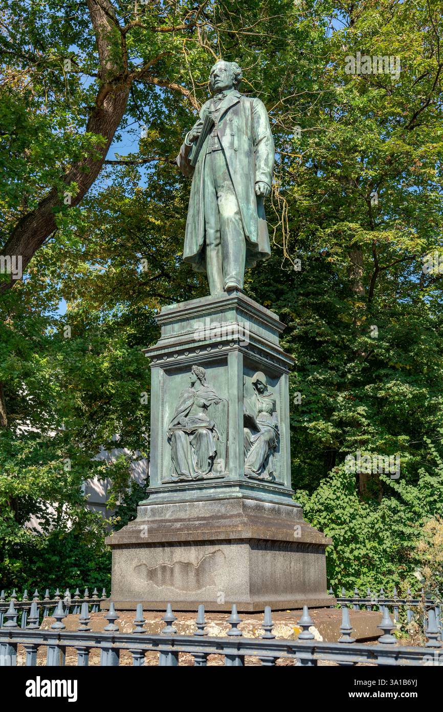 Tübingen, monumento Uhland di Gustav Adolph Kietz a Uhlandstraße Johann Ludwig Uhland, nato nel 26.4.1787 TÜ, morto nel 13.11.1862 a TÜ, è stato un poeta, studioso letterario, avvocato e politico tedesco. Foto Stock