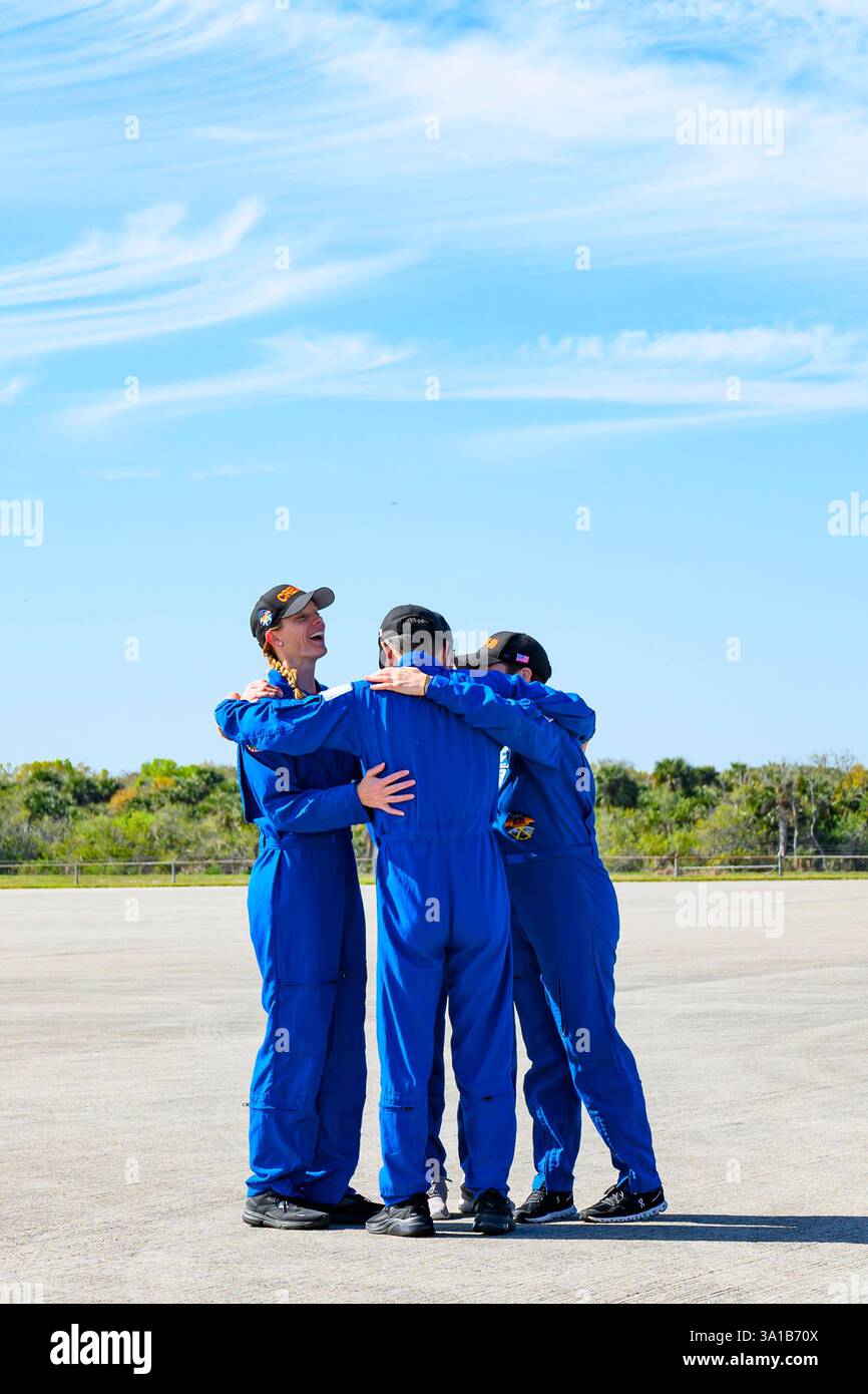 Merritt Island, Florida, Stati Uniti. 7 marzo 2025. Crew-10 astronauti in un abbraccio di gruppo dopo essere arrivati al Launch and Landing Facility presso il Kennedy Space Center della NASA in Florida il 7 marzo 2025, in vista della missione SpaceX Crew-10 dell'agenzia prevista per il lancio alle 19:48, EDT il 12 marzo 2025, dal Launch Complex-39A (LC-39A) al Kennedy Space Center, in Florida, alla stazione spaziale Internazionale. (Immagine di credito: © Jennifer Briggs/ZUMA Press Wire) SOLO PER USO EDITORIALE! Non per USO commerciale! Foto Stock