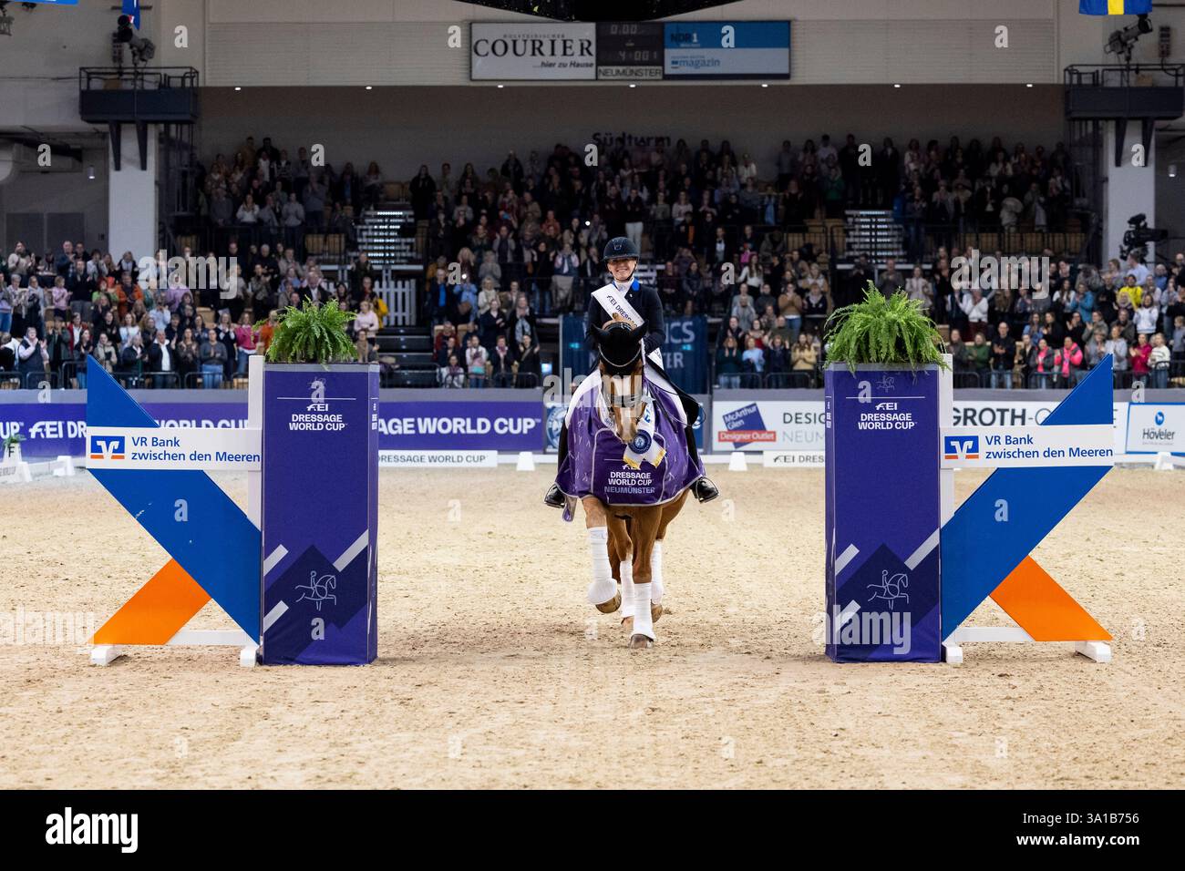 Dressage rider Nanna Skodborg Merrald (DEN) con il suo cavallo Blue Hors Zepter al FEI Dressage World CupTM Grand Prix Freestyle, presentato da VR Bank zwischen den Meeren, No. 4 CDI-W FEI Grand Prix Freestyle con musica dressage test class S**** International Foto Stock