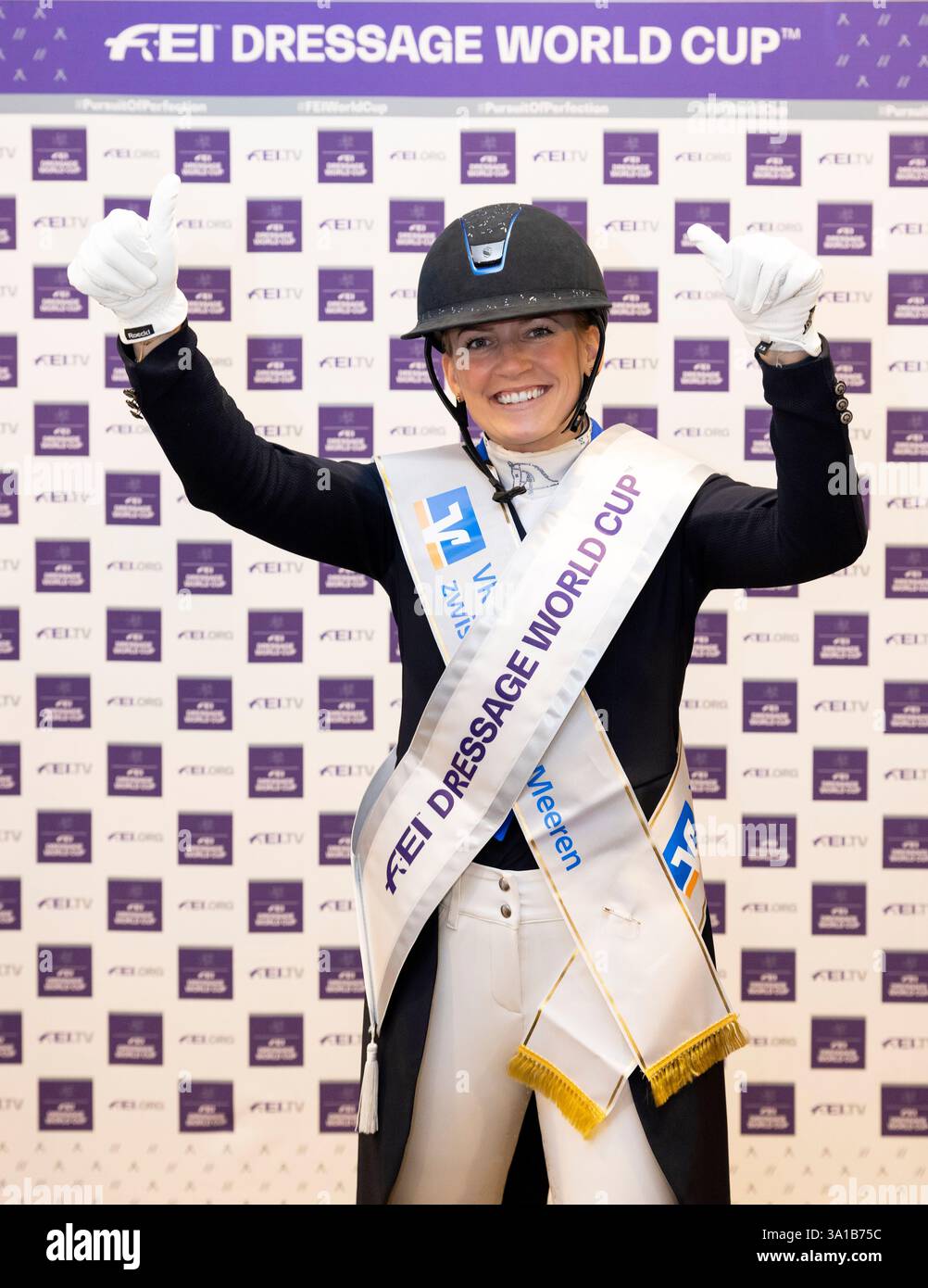 La Dressage rider Nanna Skodborg Merrald (DEN) fa il tifo al FEI Dressage World CupTM Grand Prix Freestyle, presentato da VR Bank zwischen den Meeren, No. 4 CDI-W FEI Grand Prix Freestyle con musica dressage test class S**** International Foto Stock