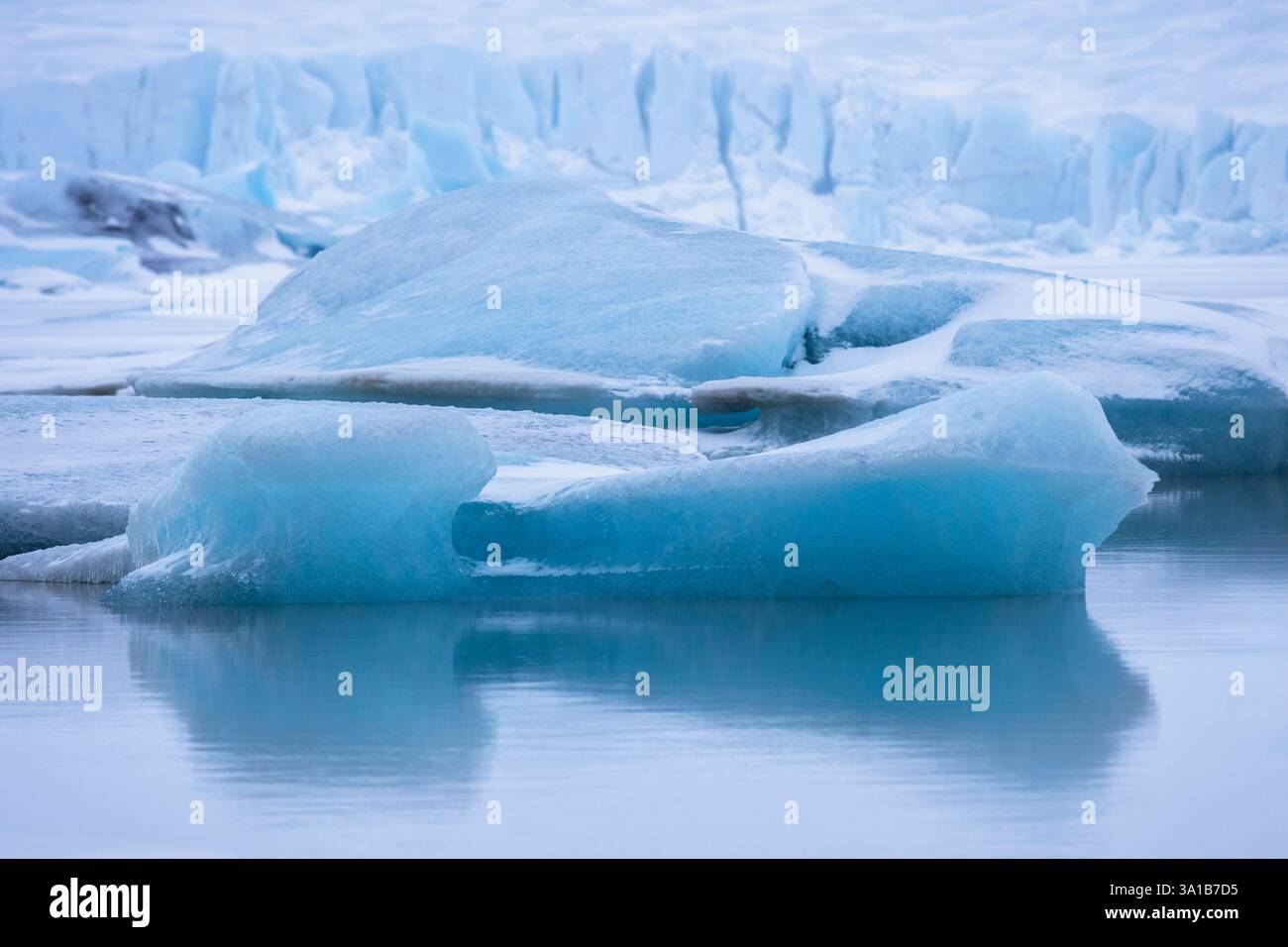 Vista del ghiacciaio e della laguna di SV'nafellsjökull. SV'nafellsjökull, Islanda orientale, Islanda, Europa settentrionale. Foto Stock