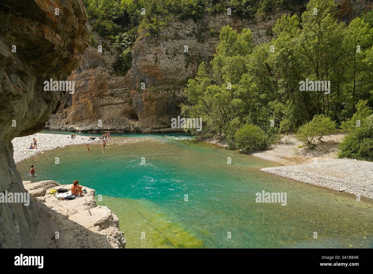 Il fiume Ara nei Pirenei spagnoli vicino ad Ainsa, Spagna, Europa Foto Stock
