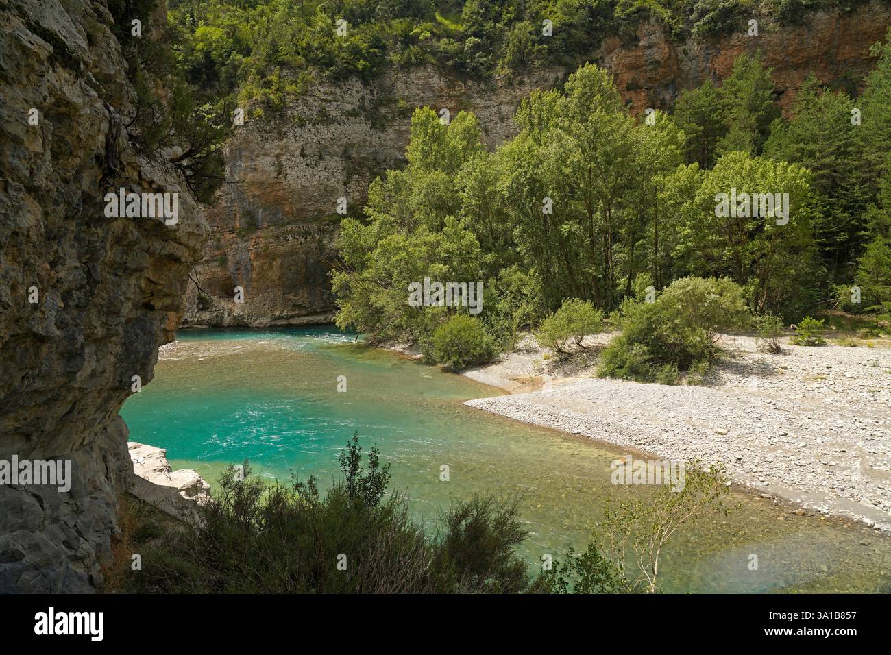 Il fiume Ara nei Pirenei spagnoli vicino ad Ainsa, Spagna, Europa Foto Stock