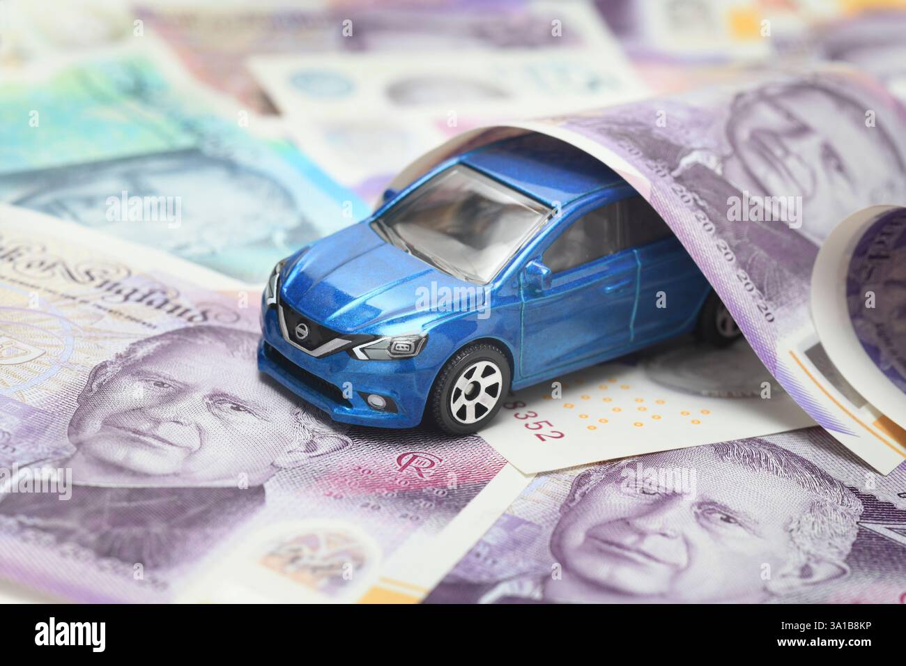 MODELLINO DI AUTO CON BANCONOTE BRITANNICHE COSTO DI AMMORTAMENTO DEL MOTORE VENDITE ETC UK Foto Stock