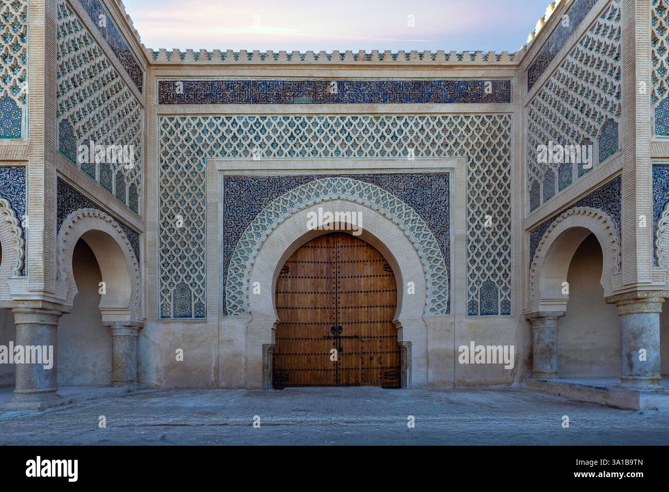 Bab Mansour è una porta monumentale nella città di Meknes, in Marocco. Foto Stock
