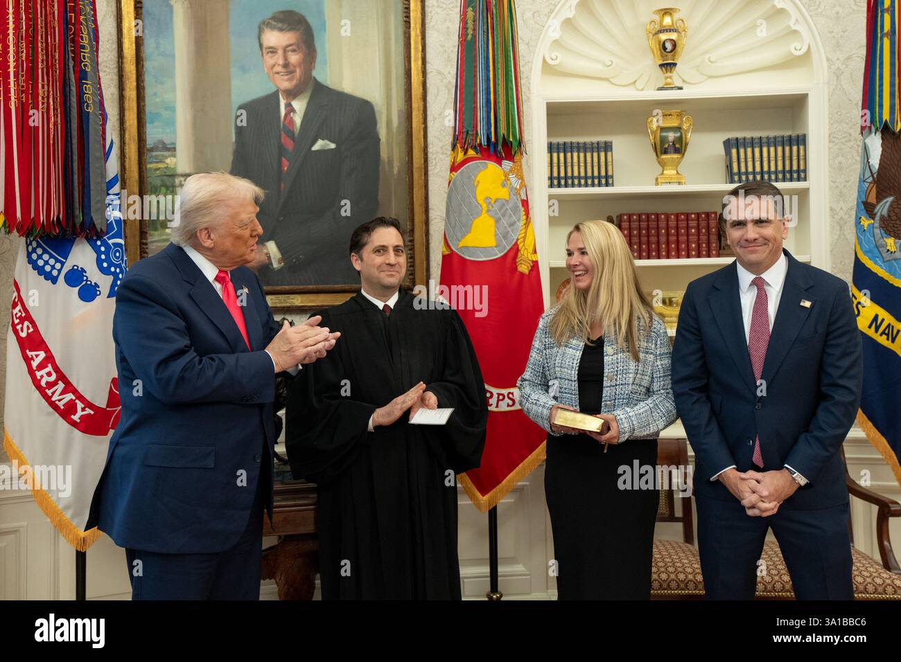 Il presidente Donald J. Trump tiene una cerimonia di giuramento per l'ex avvocato difensore di Trump Todd Blanche nell'ufficio ovale, giovedì 6 marzo 2025. Blanche assume il ruolo di vice procuratore generale degli Stati Uniti. (Foto ufficiale della Casa Bianca di Joyce N. Boghosian.) Foto Stock