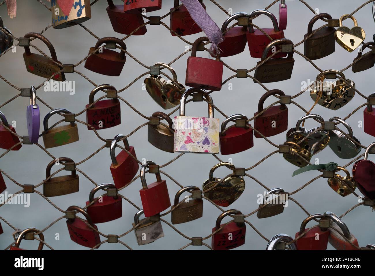 Le coppie lasciano le serrature come simbolo del loro amore. Foto Stock