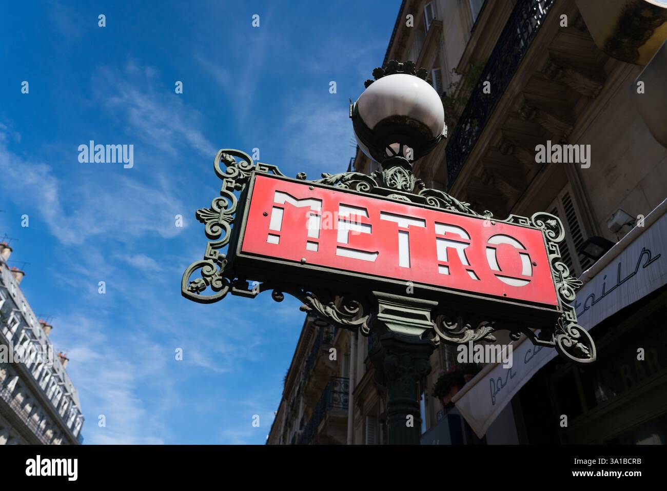 Cartello della metropolitana di Parigi, probabilmente vicino a un edificio in una strada parigina. Il design ornato indica un punto di riferimento storico. Foto Stock