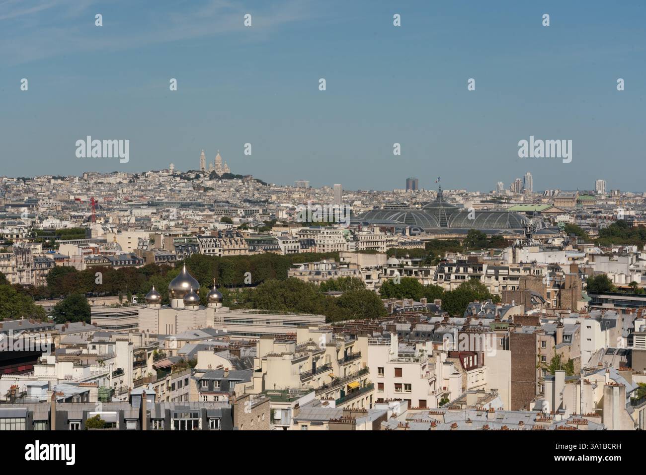 Vista ad alto angolo di Parigi, Francia, che mostra il paesaggio urbano e la basilica del Sacro Cœur sulla collina di Montmartre. Anche la grande Halle de la Villette è visibile Foto Stock
