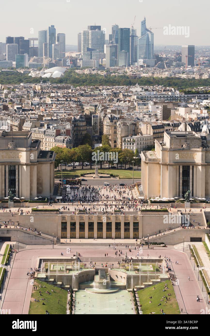 Parc de la Défense, Parigi, Francia. Molte persone si rilassano e si godono le fontane e l'architettura del Musée d'Orsay. Vista dall'alto. Foto Stock