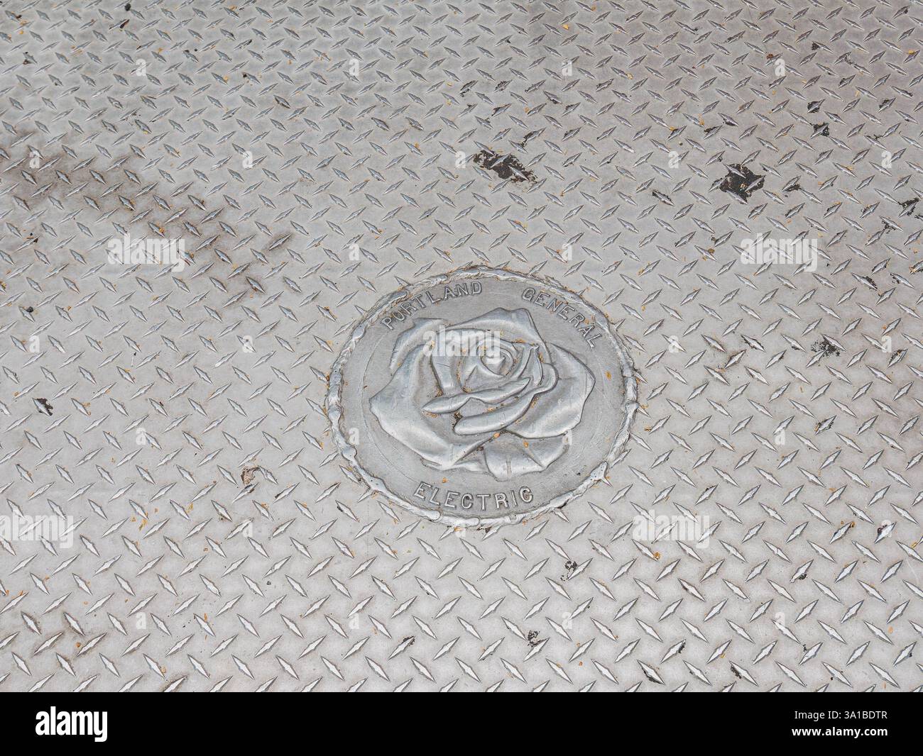 Portland, JUN 13 2023 - primo piano della copertina metallica Portland General Electric Foto Stock