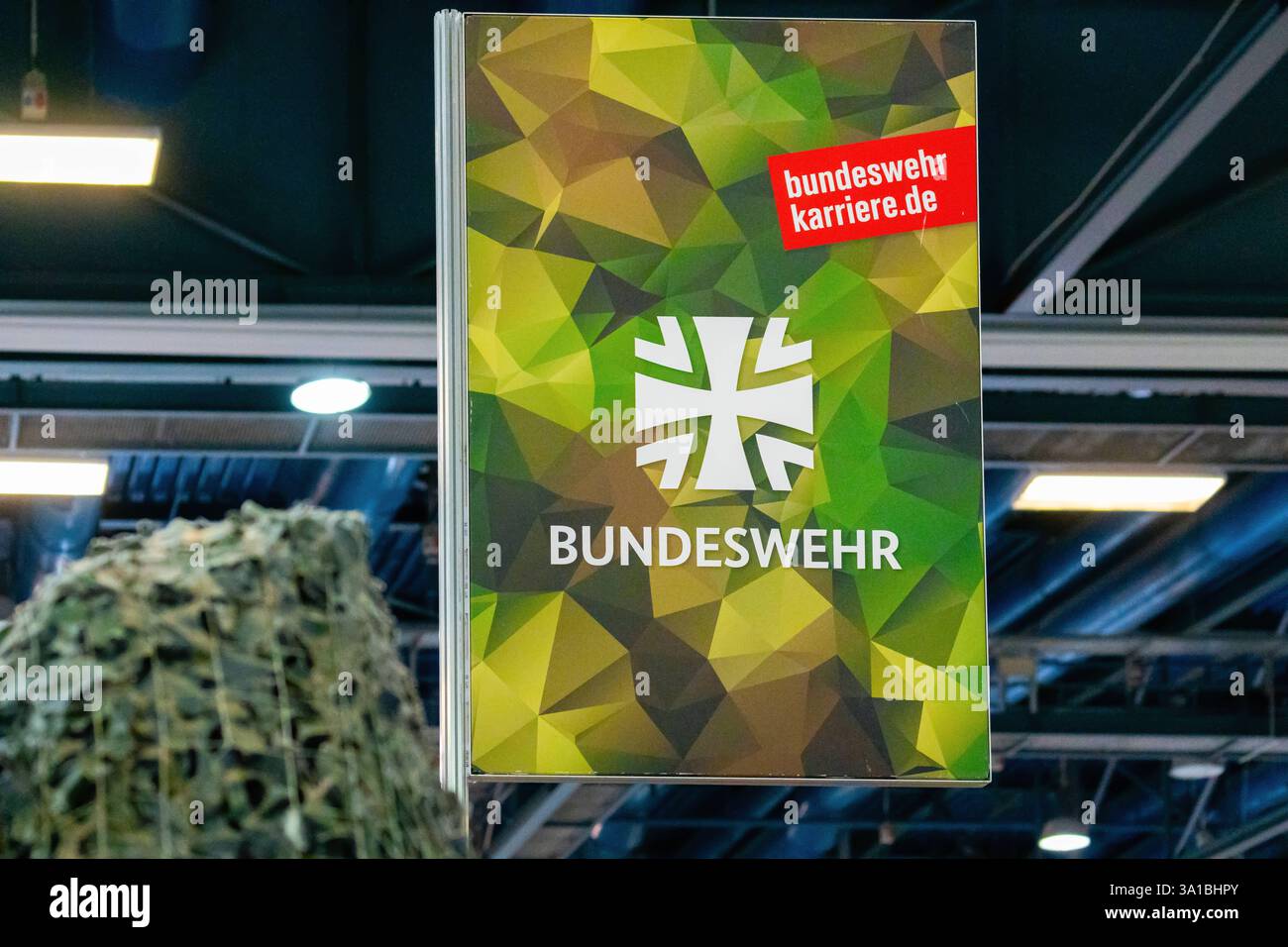 Augusta, Baviera, Germania - 7 marzo 2025: Un moderno manifesto di reclutamento della Bundeswehr in una fiera. Alla fiera Afair di Augusta. *** Ein modernes Rekrutierungsplakat der Bundeswehr auf einer Messe. Auf der Afair-Messe ad Augusta. Foto Stock