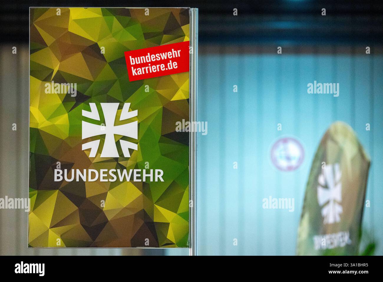 Augusta, Baviera, Germania - 7 marzo 2025: Un cartello pubblicitario della Bundeswehr con l'indirizzo web per le opportunità di carriera. Alla fiera Afair di Augusta. *** Ein Bundeswehr-Werbeschild mit der Webadresse für Karrieremöglichkeiten. Auf der Afair-Messe ad Augusta. Foto Stock