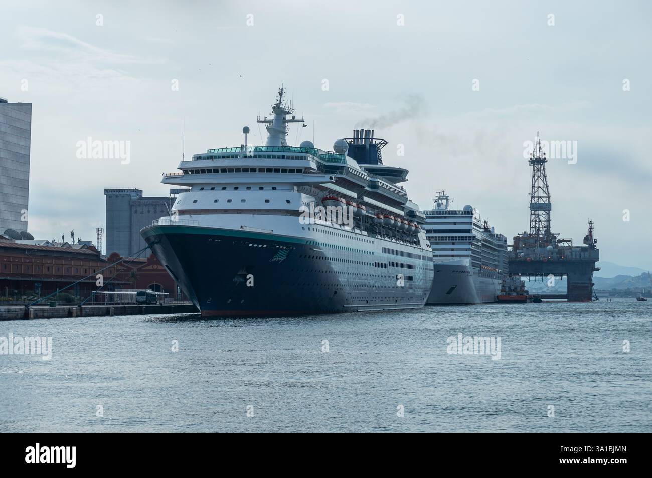 Navi da crociera MS Sovereign e MSC Orchestra attraccate al molo di Mauá nel quartiere Centro, con una piattaforma petrolifera nelle vicinanze, sotto il sole nuvoloso del pomeriggio estivo. Foto Stock