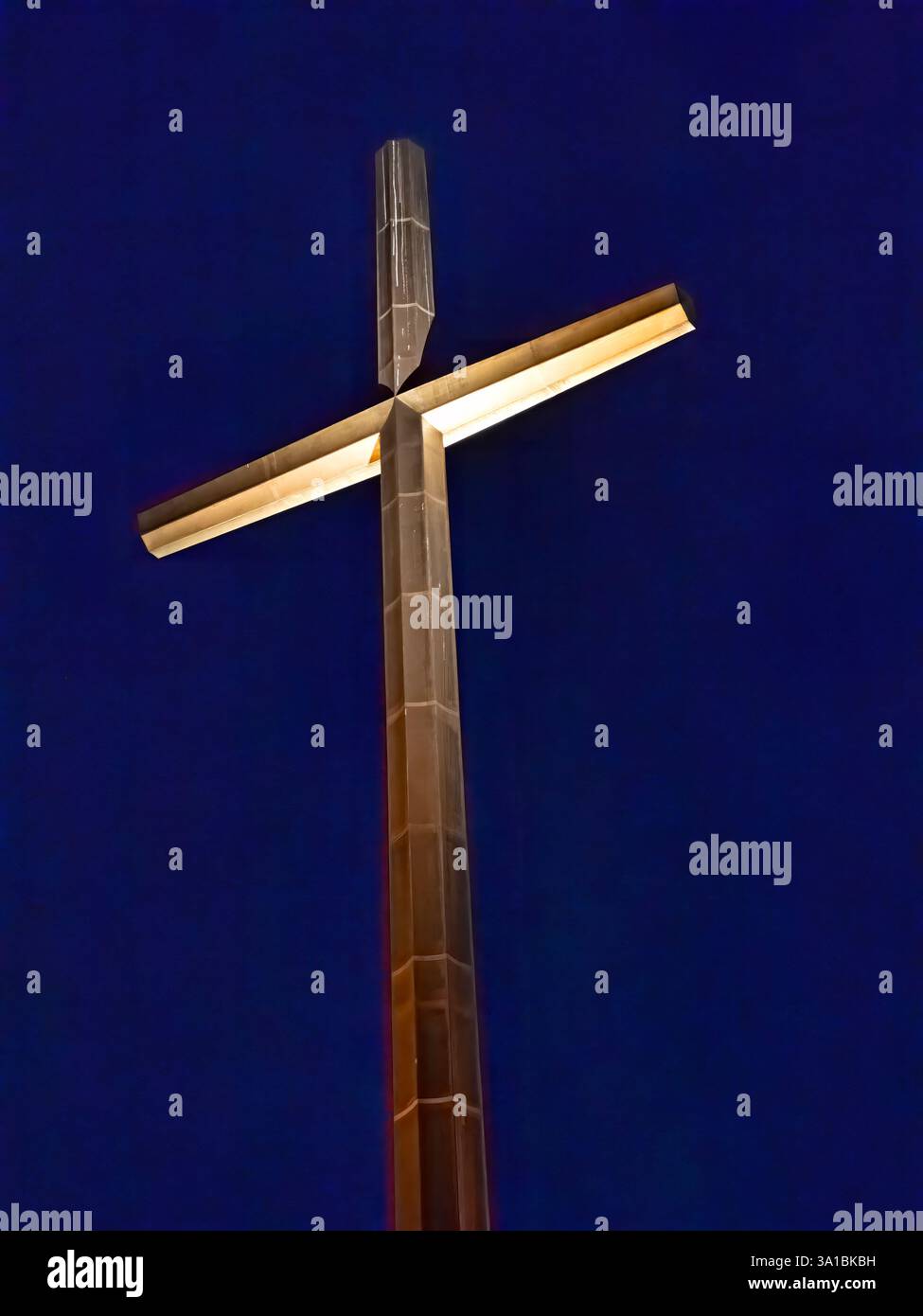 La grande Croce, al Santuario di nostra Signora di la Leche illuminata di notte a St Augustine Florida USA Foto Stock