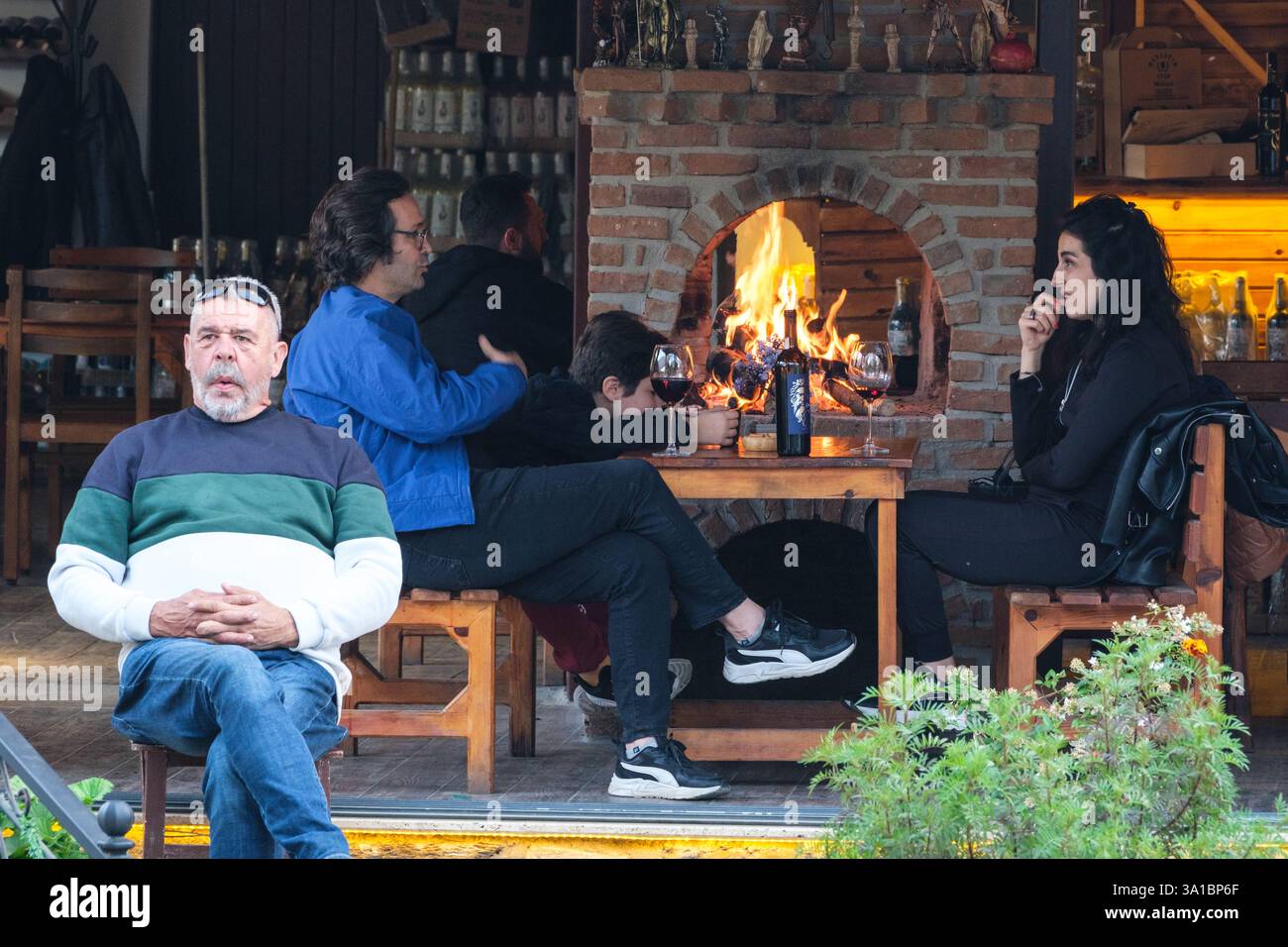 Turchia, Turkiye. Villaggio di Sirince. Coppia di mezza età che gusta il vino in un Wine Bar. Foto Stock